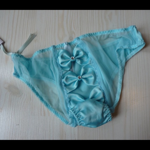 New Victoria’s Secret Bridal Cheekini “I do” Panty - Small - Picture 3 of 4